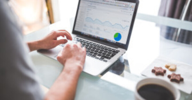 4 Key Ergonomic Tips for the 9 AM – 5 PM Desk Worker – by Dr. Yinh image