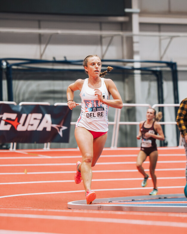 Ali Del Re running on an indoor track